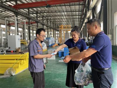 深藍(lán)自動(dòng)纏繞包裝機(jī)廠家為一線員工“送清涼”